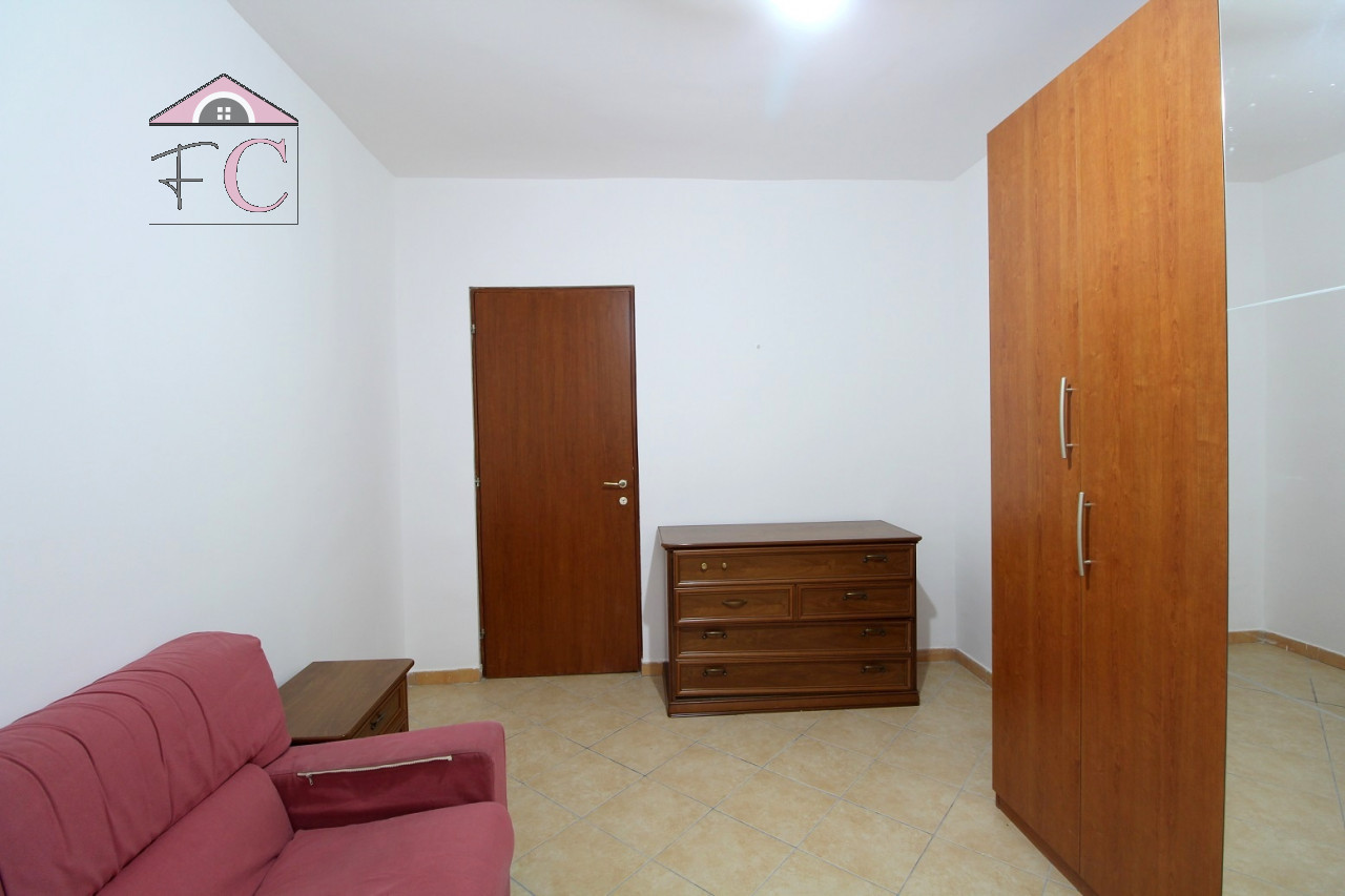 duplex ristrutturato con balconi e posto auto 6.jpg
